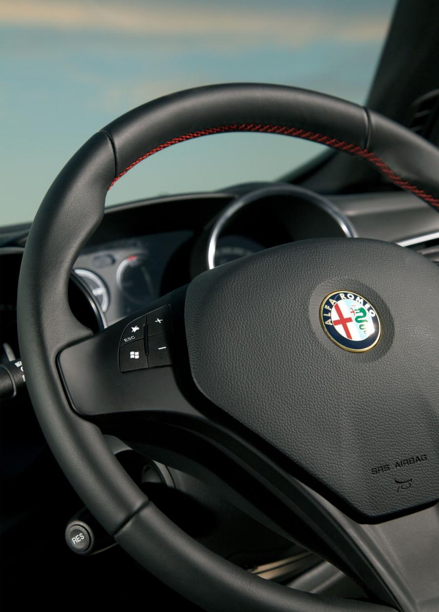 Детали интерьера Alfa Romeo Giulietta Cloverleaf (940) 2010 года  (UK) (фото 6 из 40)